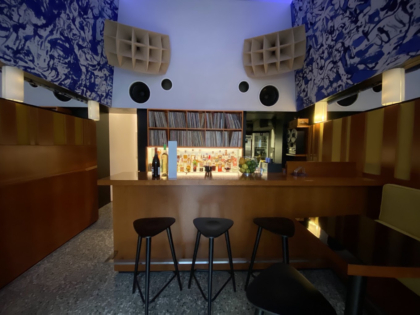 Innenraum der Shh. Listening Bar mit Vinyl-Sammlung und Lautsprechern