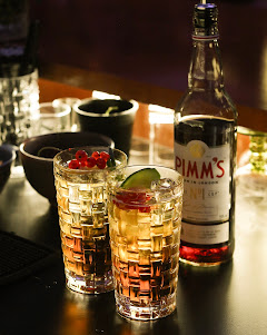 Whisky- und Rum-Auswahl im Regal